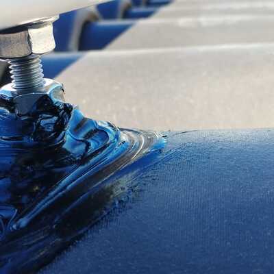 Detalle sellado de perforaciones en tejado