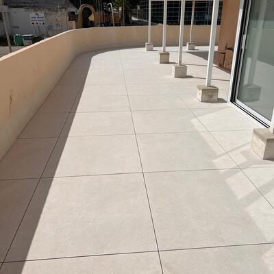 terraza con pavimento elevado