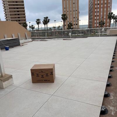 terraza con pavimento elevado