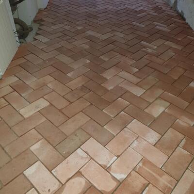 Colocación de solado en espiga con baldosa cerámica rústica