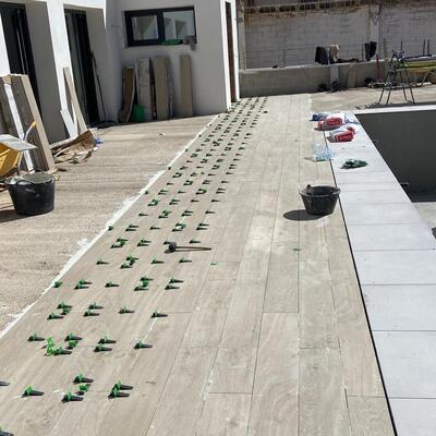 Colocación de pavimento exterior efecto madera en zona de piscina