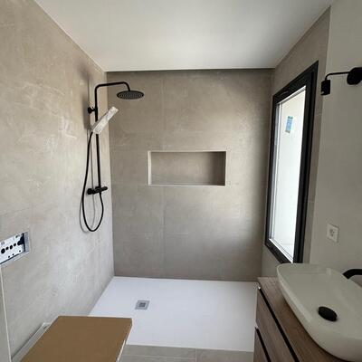 Baño moderno con plato de ducha a ras de suelo y hornacina integrada