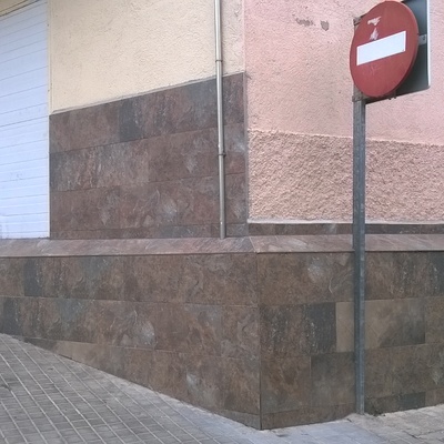 Alicatado muro exterior y bajos fachada