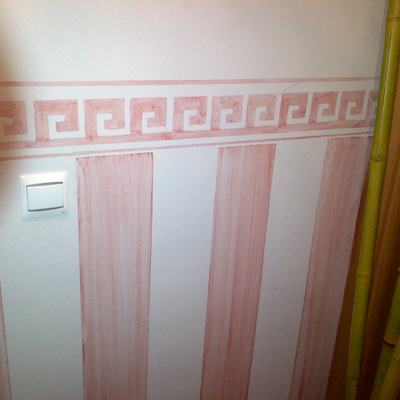 zocalo pintado con greca romana y rayas