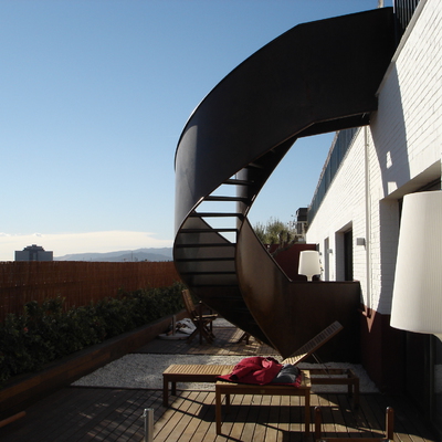 ZONA RELAX Y ESCALERA METALICA