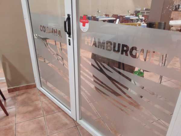 Diseño, impresión y colocación vinilo de corte en restaurante