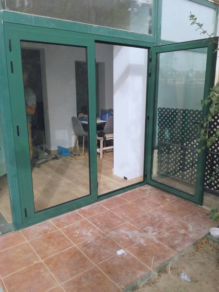 PUERTA ABATIBLE DE DOS HOJAS