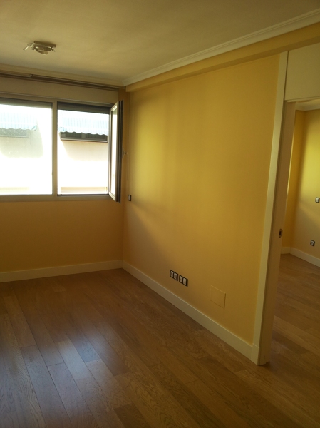 Pintado en plástica mate techos blanco y paredes color ocre