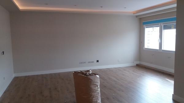 Salón con techo a doble altura