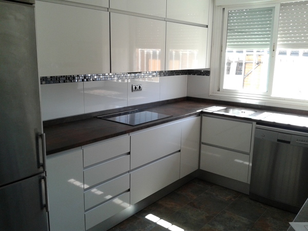 muebles blanco alto brillo con tiradores uñero tipogola