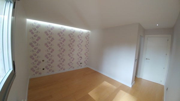 Habitación papel, luz led y pintura.