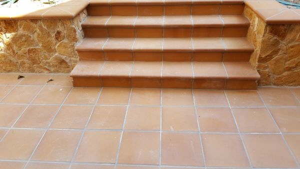 Dos niveles: Terraza y zona ajardinada