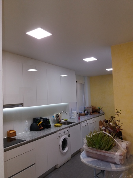 Iluminación directa(techo) e indirecta (luces LED bajomuebles)-COCINA