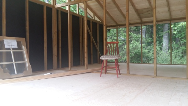 Estructura de casa de madera y  colocación de suelo