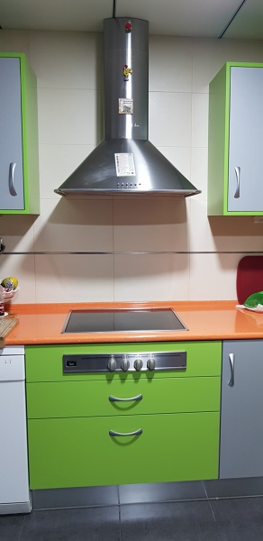 Parte de cocina en verde,naranja y gris