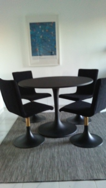 Mesa y sillas lacados en negro
