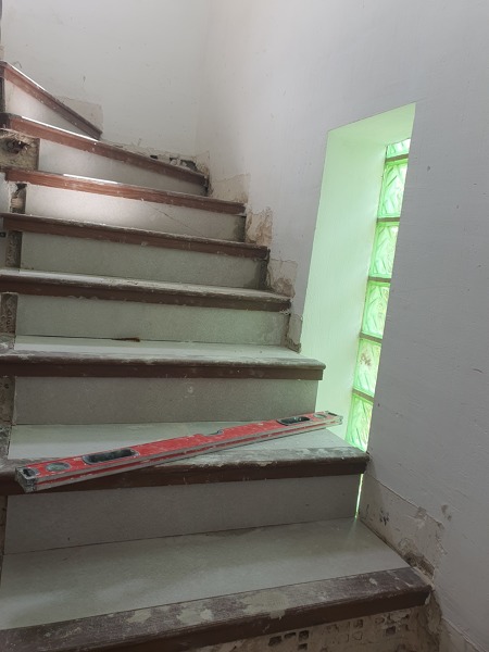 Peldañeado en escalera con perfil de madera recuperado