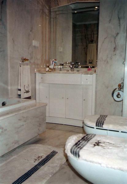 baño grande de mármol  