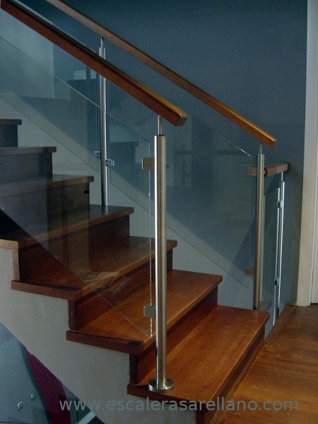 Barandilla de acero inoxidable, cristal y madera.