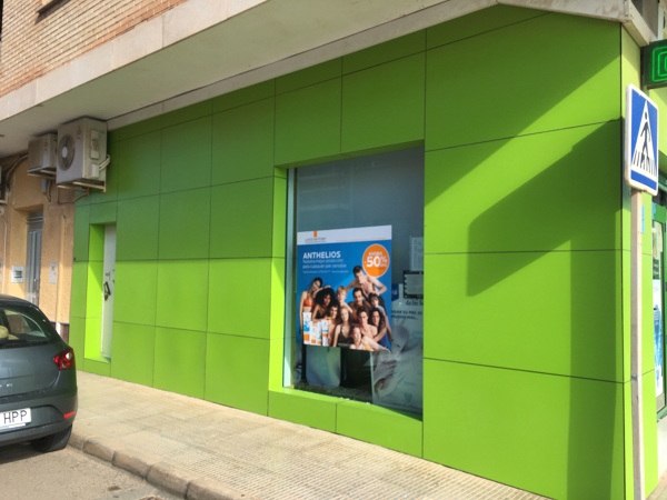 Limpieza fachada de farmacia
