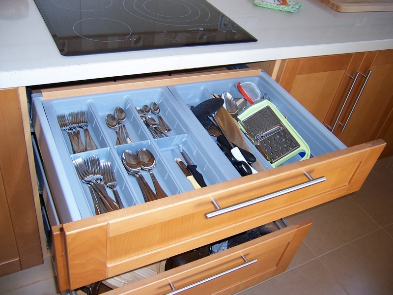 Detalle cajones cocina con cuberteros.