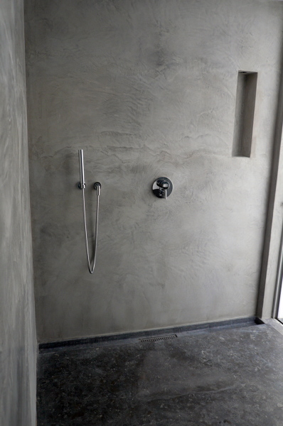 Baño revestido en cemento pulido