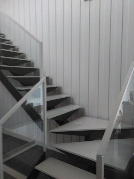 Escalera de hierro formada con peldaños de mármol