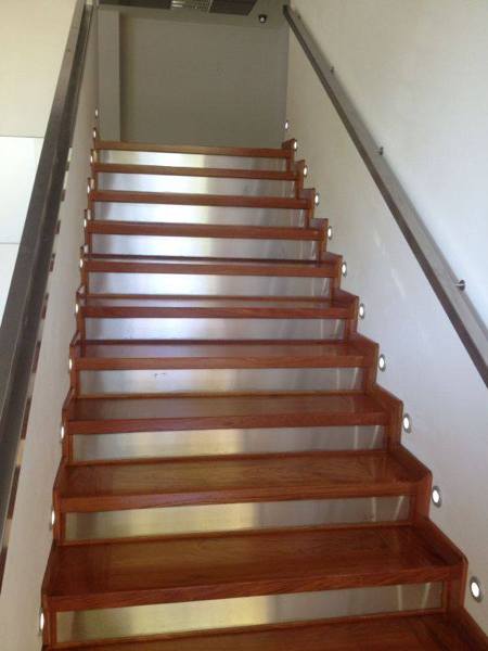 ESCALERA DE JATOBA CON ACERO INOX Y LEDS