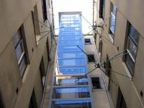 ESTRUCTURA DE CRISTAL EN PATIO DE LUCES