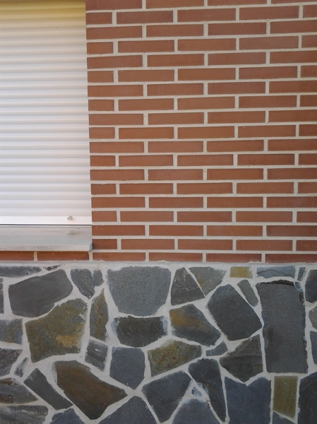 Fachada de piedra y ladrillo cara vista