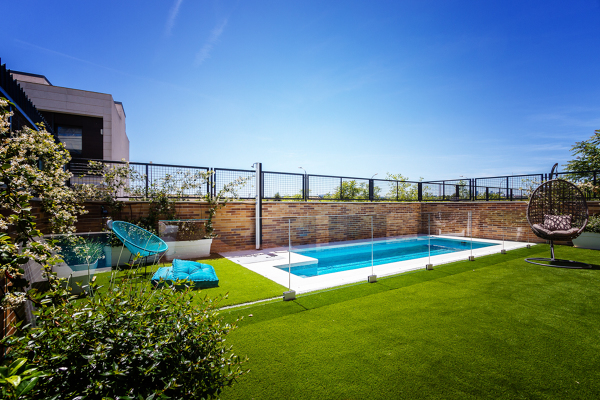 Piscina con barandilla de cristal