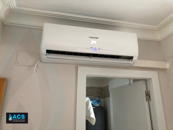 Split climatric sobre puerta