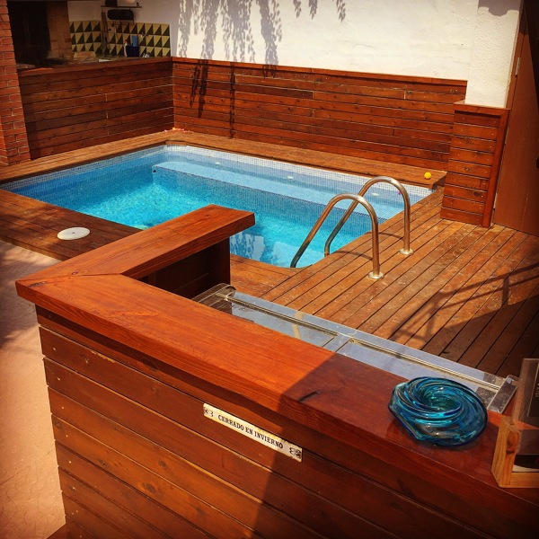 Suministro y colocación de tarima en piscina