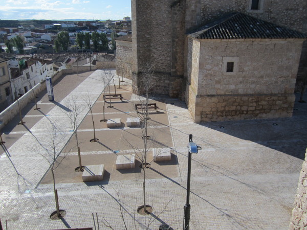 Plaza en el centro histórico de Horcajo de Santiago, Cuenca.