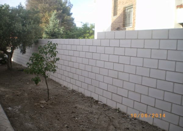 Medianera bloque gris liso