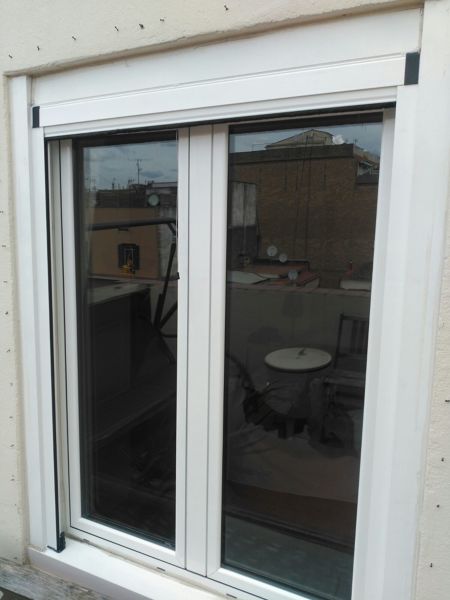 Ventana oscilobatiente, persiana y mosquitera