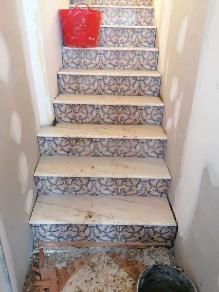 Escaleras con cenefas y mármol.