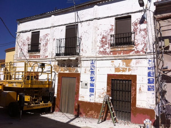 Decapado de fachada con agua a presión y raspado de la totalidad de pinturas en mal estado