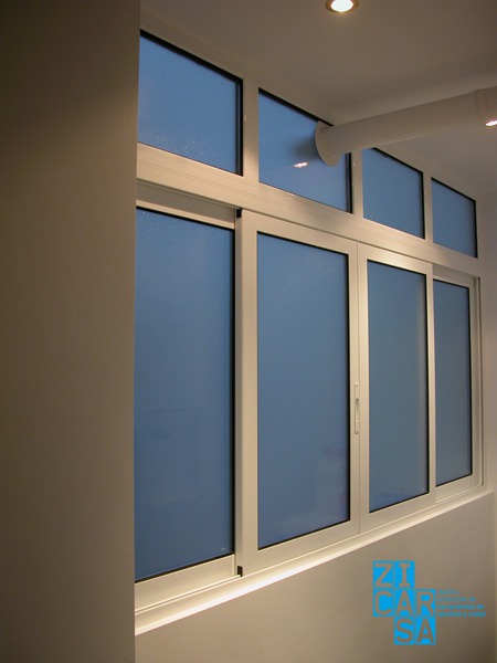 Cerramiento de galería con sistema de hojas correderas