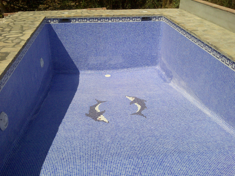 PISCINA ACABADA CON HORMIGÓN ARMADO Y BORDE DE PIEDRA NATURAL