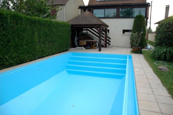 PISCINA TERMINADA EN COLOR AZUL