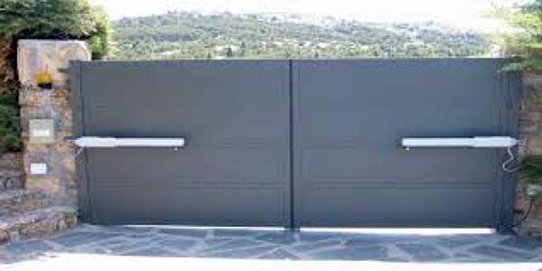 Puerta abatible de 2 hojas de chapa con cuarterón