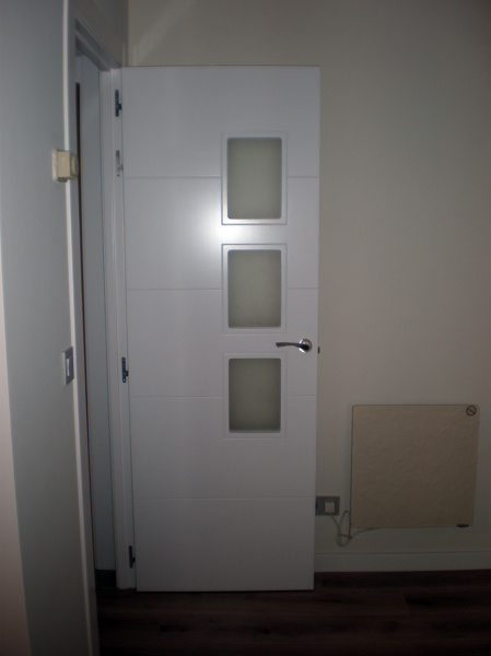 PUERTA CON VIDRIERAS 