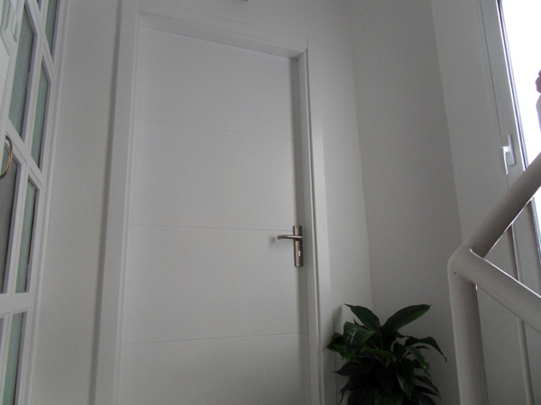 Puerta lacada blanca.