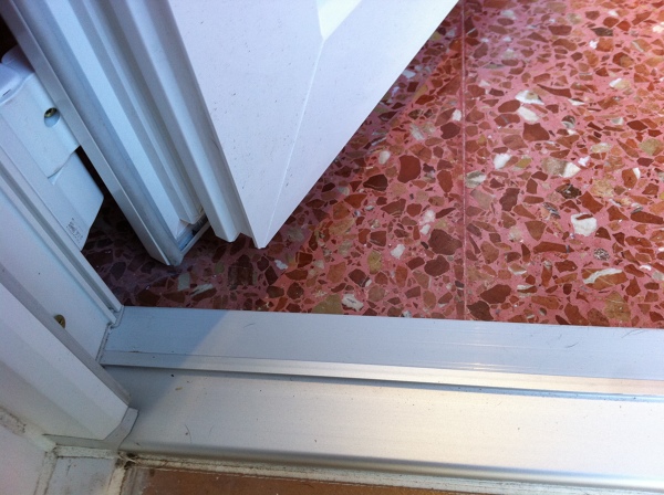 PUERTA PVC , DETALLE SOLERA INFERIOR