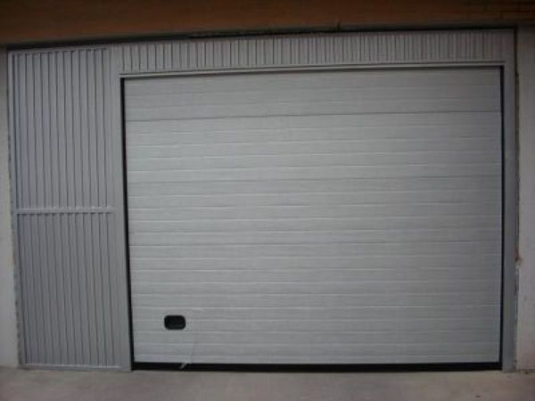 Puerta seccional comunitaria Ral 9006