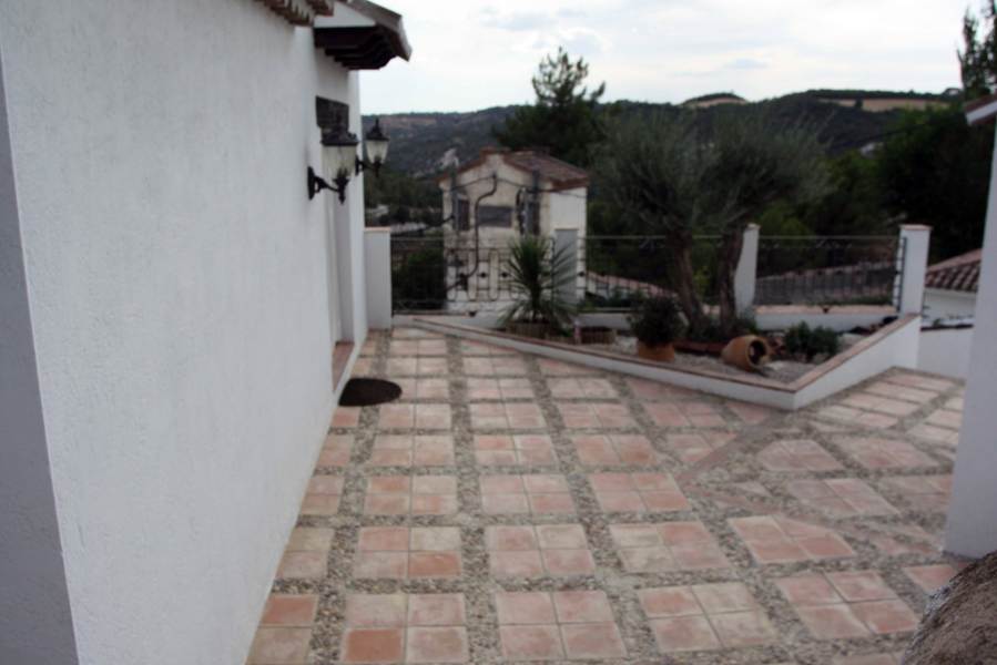 SOLADO EXTERIOR DE BARRO Y PEROLA