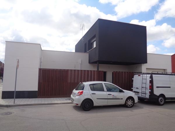 VIVIENDA UNIFAMILIAR, GARAJE Y MERENDERO