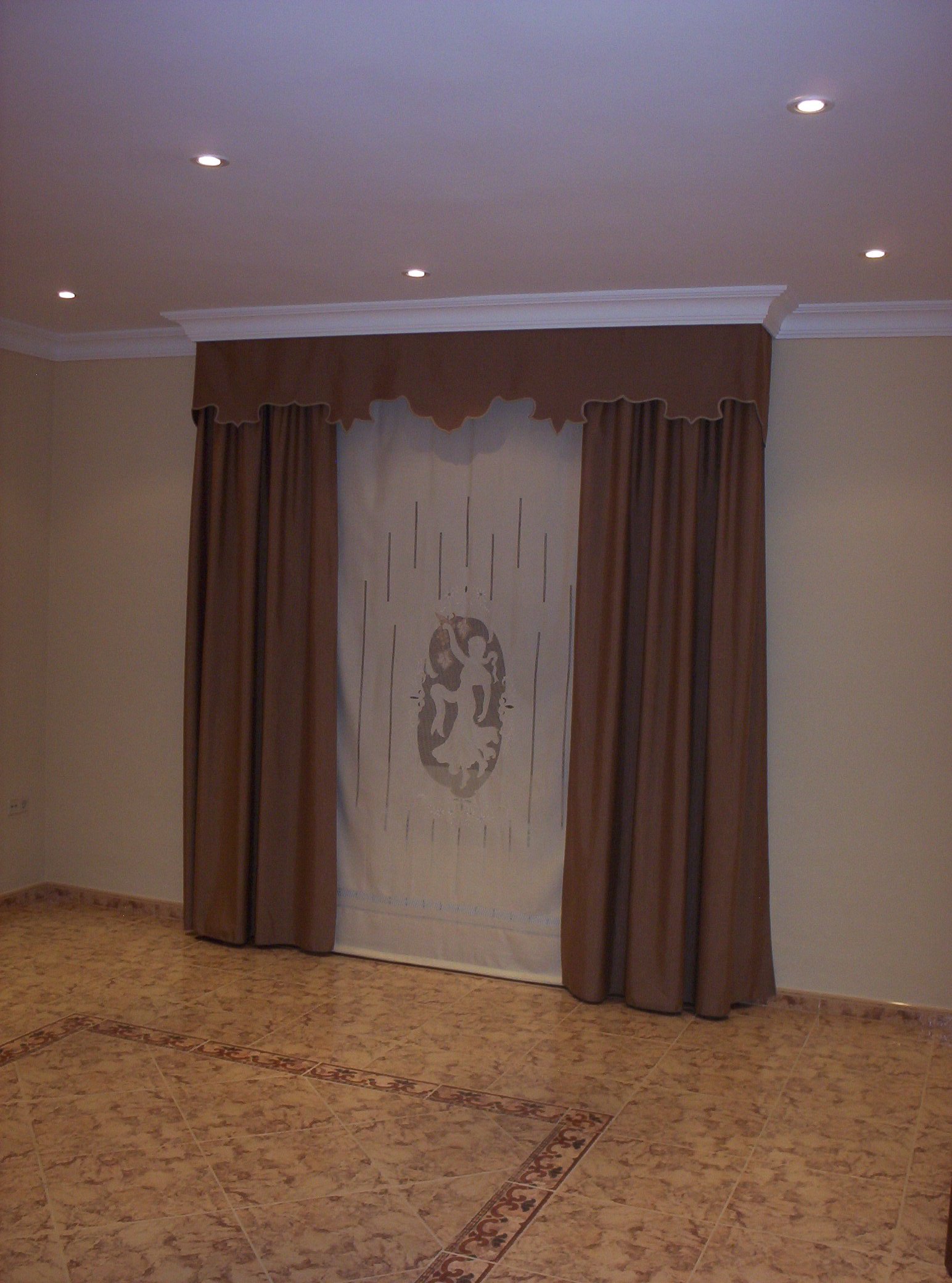 Cortinas con visilo bordado