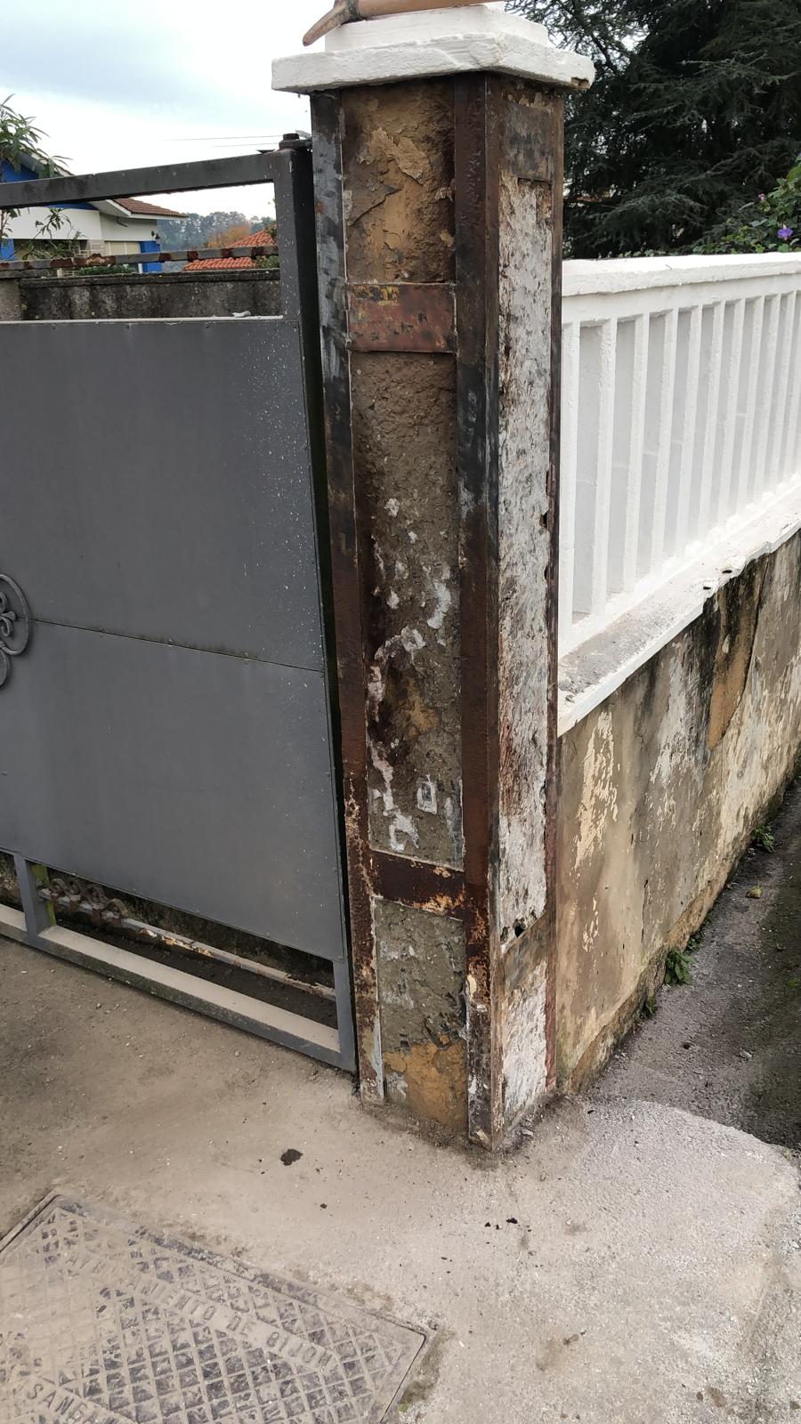 Azulejado de columnas exteriores e instalación de puerta corredera